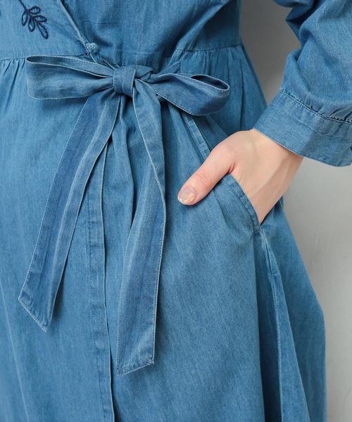 natural couture（ナチュラルクチュール）の「デニム刺繍2WAYワンピース（ワンピース・レディース・ネイビー/ブルー・FREE）」の5枚目の写真