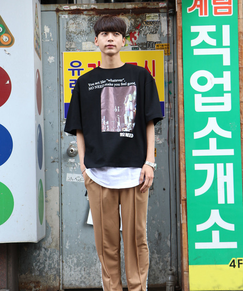 NO NEED(ノーニード)の「ハーフスリーブフォト&メッセージプリントオーバーサイズTシャツ(Tシャツ/カットソー・メンズ・ホワイト/ブラック/イエロー/キャメル・フリ-)」の10枚目の写真