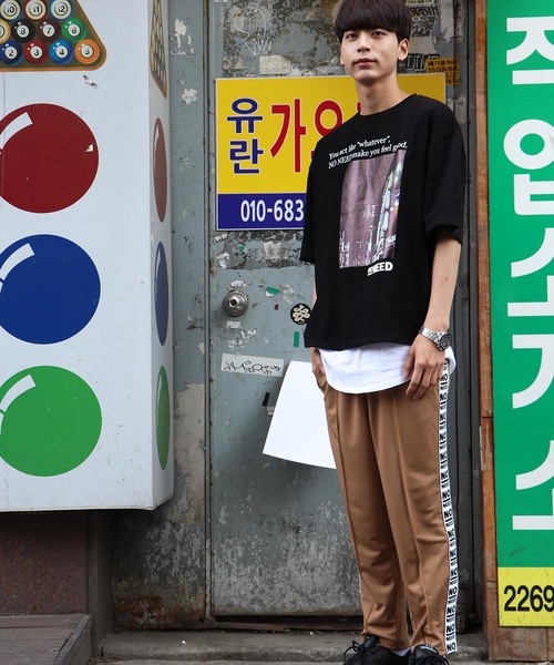 NO NEED(ノーニード)の「ハーフスリーブフォト&メッセージプリントオーバーサイズTシャツ(Tシャツ/カットソー・メンズ・ホワイト/ブラック/イエロー/キャメル・フリ-)」の21枚目の写真