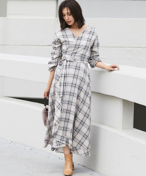&. NOSTALGIA（アンドドットノスタルジア）の「チェック柄カシュクールマキシワンピース（ワンピース・レディース・ダークグリーン/ベージュ/ブラウン・FREE）」の2枚目の写真