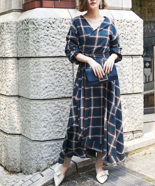 &. NOSTALGIA（アンドドットノスタルジア）の「チェック柄カシュクールマキシワンピース（ワンピース・レディース・ダークグリーン/ベージュ/ブラウン・FREE）」の3枚目の写真