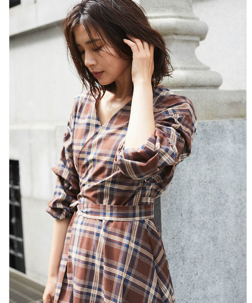 &. NOSTALGIA（アンドドットノスタルジア）の「チェック柄カシュクールマキシワンピース（ワンピース・レディース・ダークグリーン/ベージュ/ブラウン・FREE）」の4枚目の写真