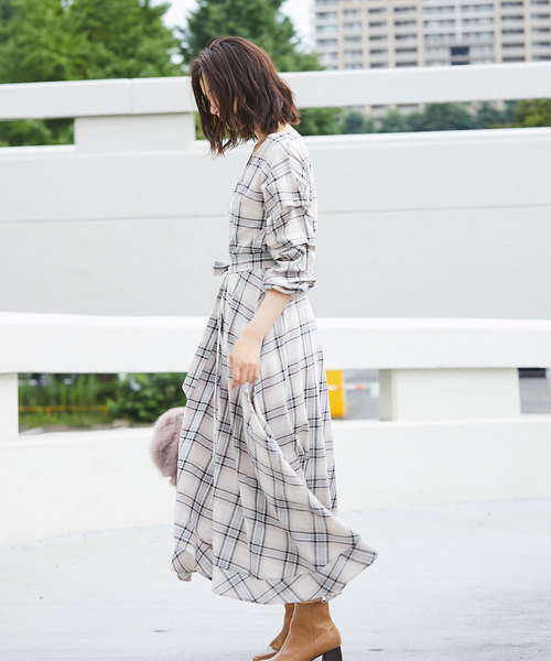 &. NOSTALGIA（アンドドットノスタルジア）の「チェック柄カシュクールマキシワンピース（ワンピース・レディース・ダークグリーン/ベージュ/ブラウン・FREE）」の7枚目の写真
