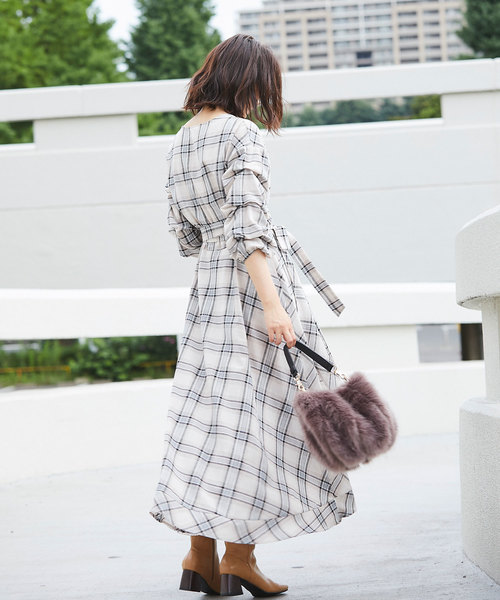 &. NOSTALGIA（アンドドットノスタルジア）の「チェック柄カシュクールマキシワンピース（ワンピース・レディース・ダークグリーン/ベージュ/ブラウン・FREE）」の8枚目の写真