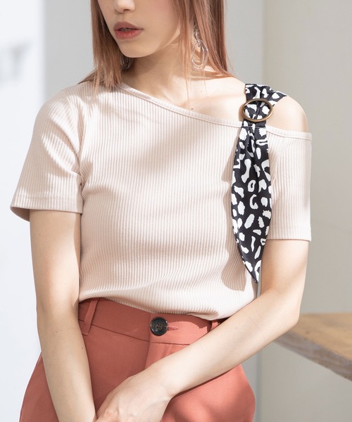 Newlyme（ニューリーミー）の「スカーフ付きワンショルリブトップス（Tシャツ/カットソー・レディース・ブラック/ベージュ/オフホワイト/パープル/ブルー系その他/ブルー/ブラック系その他/ベージュ系その他/ホワイト系その他・MEDIUM/LARGE/X-LARGE）」の3枚目の写真
