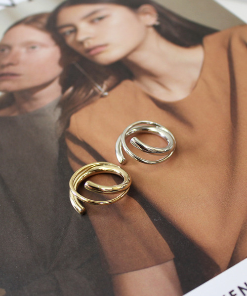 MODE ROBE（モードローブ）の「3連風クロスリング　デザインリング 12号（リング・レディース・シルバー/ゴールド・12号）」の4枚目の写真