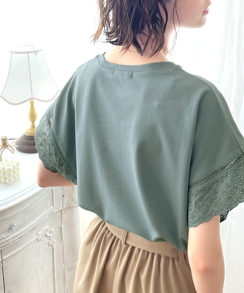 classicalelf（クラシカルエルフ）の「綿100％、光沢で上品に。大人が着る、袖レースプルオーバー（Tシャツ/カットソー・レディース・ホワイト/ブラック/ブルーグリーン/グレイッシュベージュ・MEDIUM/LARGE/X-LARGE/SMALL）」の5枚目の写真