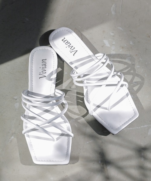 VIVIAN(ヴィヴィアン)の「スクエアトゥメニーナローストラップトングフラットサンダル(サンダル・レディース・ブラック/グリーン/パイソン/ホワイト/ダークブラウン/キャメル・L/M/S/LL)」の1枚目の写真