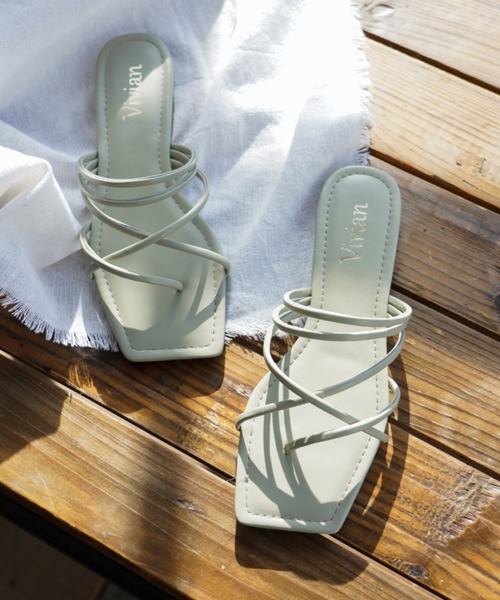 VIVIAN(ヴィヴィアン)の「スクエアトゥメニーナローストラップトングフラットサンダル(サンダル・レディース・ブラック/グリーン/パイソン/ホワイト/ダークブラウン/キャメル・L/M/S/LL)」の4枚目の写真