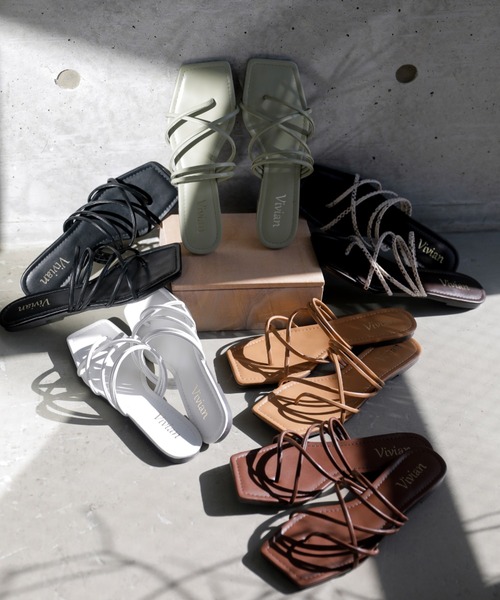 VIVIAN(ヴィヴィアン)の「スクエアトゥメニーナローストラップトングフラットサンダル(サンダル・レディース・ブラック/グリーン/パイソン/ホワイト/ダークブラウン/キャメル・L/M/S/LL)」の7枚目の写真