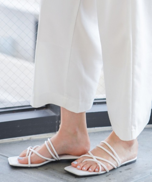 VIVIAN(ヴィヴィアン)の「スクエアトゥメニーナローストラップトングフラットサンダル(サンダル・レディース・ブラック/グリーン/パイソン/ホワイト/ダークブラウン/キャメル・L/M/S/LL)」の11枚目の写真