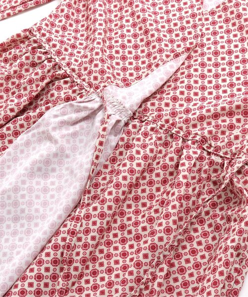 Otonato（オトナト）の「カシュクール総柄ワンピース_ママ【親子でおそろいリンクコーデ】（ワンピース・レディース・ネイビー/レッド・MEDIUM）」の4枚目の写真