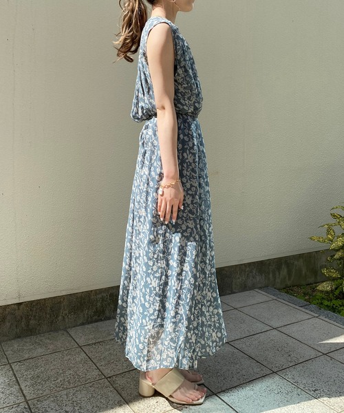 CAPRICIEUX LE'MAGE（カプリシューレマージュ）の「フラワーギャザーノースリワンピース（ワンピース・レディース・ブラック/ブルー・FREE）」の4枚目の写真