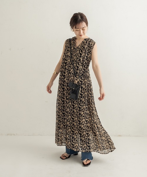 CAPRICIEUX LE'MAGE（カプリシューレマージュ）の「フラワーギャザーノースリワンピース（ワンピース・レディース・ブラック/ブルー・FREE）」の17枚目の写真