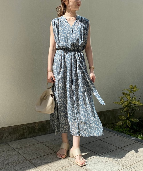 CAPRICIEUX LE'MAGE（カプリシューレマージュ）の「フラワーギャザーノースリワンピース（ワンピース・レディース・ブラック/ブルー・FREE）」の19枚目の写真