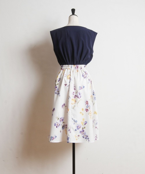 tocco closet(トッコ クローゼット)の「フラワープリント切り替えハートネックフレンチスリーブワンピース(ワンピース・レディース・ネイビー/ピンク・M)」の4枚目の写真