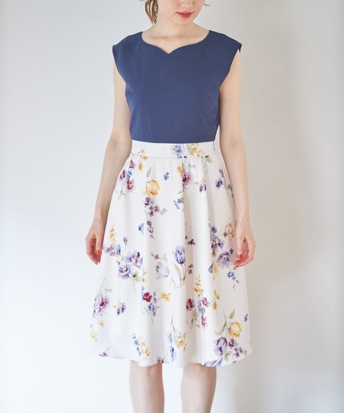 tocco closet(トッコ クローゼット)の「フラワープリント切り替えハートネックフレンチスリーブワンピース(ワンピース・レディース・ネイビー/ピンク・M)」の11枚目の写真