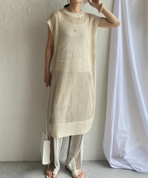 She's Closet（シーズクローゼット）の「メッシュニットサイドスリット入りフレンチスリーブロングワンピース（ワンピース・レディース・ブラック/アイボリー/グレイッシュベージュ・FREE）」の2枚目の写真