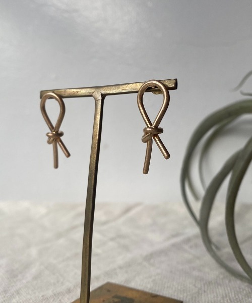 emouv by est（エモーヴバイエスト）の「emouv by est 結び目デザインピアス（ピアス（両耳用）・レディース・ゴールド・FREE）」の3枚目の写真