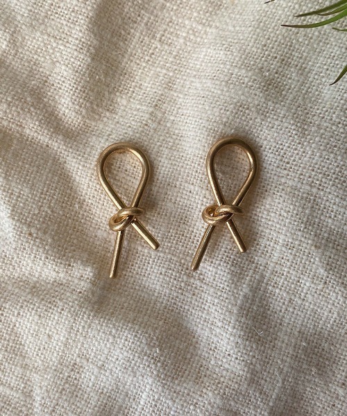 emouv by est（エモーヴバイエスト）の「emouv by est 結び目デザインピアス（ピアス（両耳用）・レディース・ゴールド・FREE）」の2枚目の写真