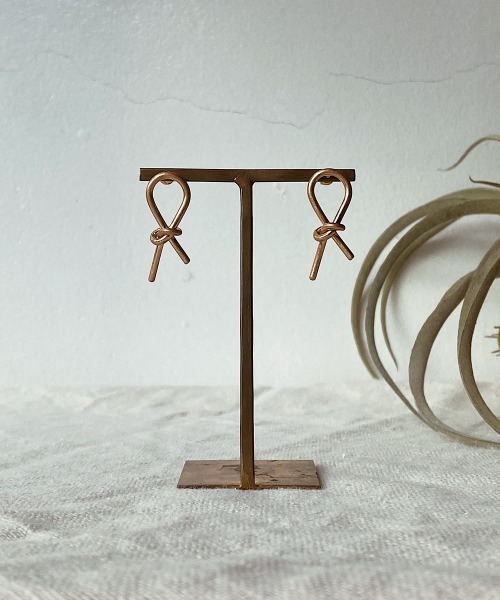 emouv by est（エモーヴバイエスト）の「emouv by est 結び目デザインピアス（ピアス（両耳用）・レディース・ゴールド・FREE）」の4枚目の写真