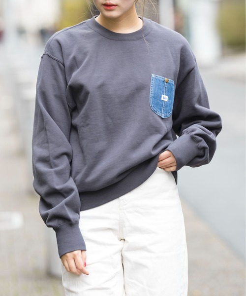 Lee(リー)の「【Lee】デニムポケットリメイク風スウェットプルオーバー トレーナー LT2967(スウェット・レディース・ブラック/グレー/ブルー/スモークピンク・S/M/L/XL)」の2枚目の写真