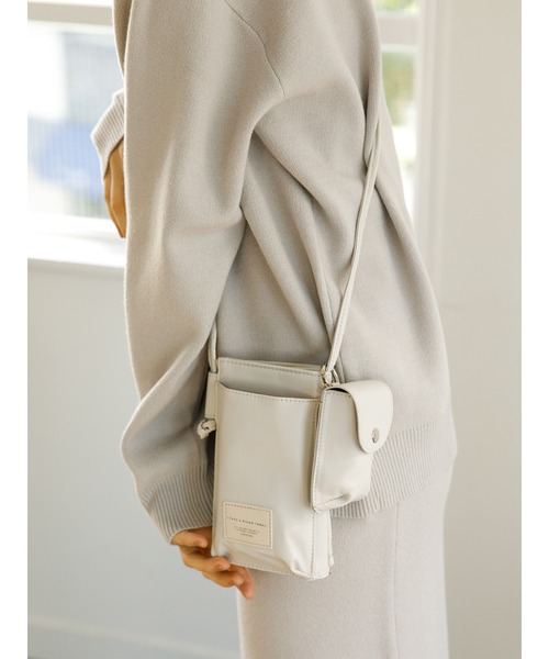 koe（コエ）の「マルチスマホウォレットショルダー*（スマホケース/カバー・レディース・ブラック/アイボリー/グレイッシュベージュ・FREE）」の2枚目の写真