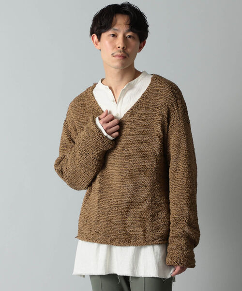 International Gallery BEAMS(インターナショナルギャラリービームス)の「IG × ALPHA STUDIO / 別注 フェイクスエード Vネックニット(ニット/セーター・メンズ・ブラック/ブラウン系その他3・MEDIUM)」の1枚目の写真