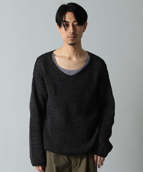 International Gallery BEAMS(インターナショナルギャラリービームス)の「IG × ALPHA STUDIO / 別注 フェイクスエード Vネックニット(ニット/セーター・メンズ・ブラック/ブラウン系その他3・MEDIUM)」の2枚目の写真