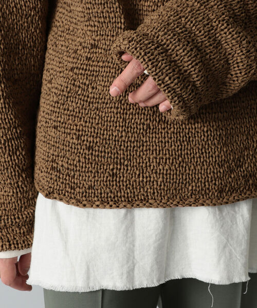 International Gallery BEAMS(インターナショナルギャラリービームス)の「IG × ALPHA STUDIO / 別注 フェイクスエード Vネックニット(ニット/セーター・メンズ・ブラック/ブラウン系その他3・MEDIUM)」の7枚目の写真