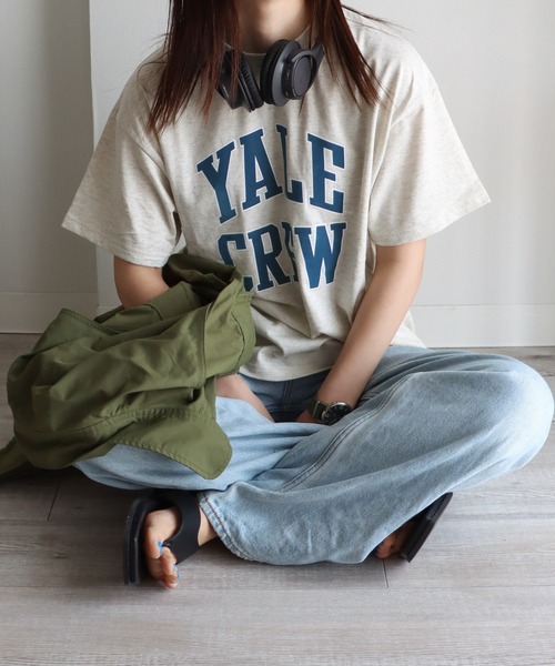 COURO(コウロ)の「YALE Logo S/S Tee カレッジロゴ半袖Tシャツ(Tシャツ/カットソー・レディース・ホワイト/ライトグレー/ネイビー/ホワイト系その他/グレー系その他/ネイビー系/ホワイト系その他2/グレー系その他2/ネイビー系1/ホワイト系その他3/グレー系その他3/ネイビー系2・M/L/XL)」の1枚目の写真