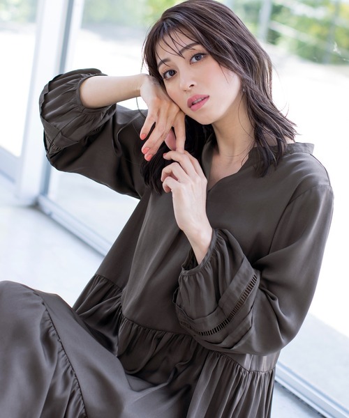 Tiaclasse(ティアクラッセ)の「【洗える】大人可愛いティアードワンピース(ワンピース・レディース・レンガ/チャコールグレー/ブルー/グレイッシュベージュ・13号/15号)」の8枚目の写真