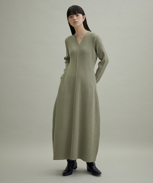 ADAM ET ROPE'（アダムエロペ）の「【WEB限定(一部店舗展開あり)】リブニットコクーンワンピース（ワンピース・レディース・レッド/ブラック/オリーブ・FREE）」の17枚目の写真