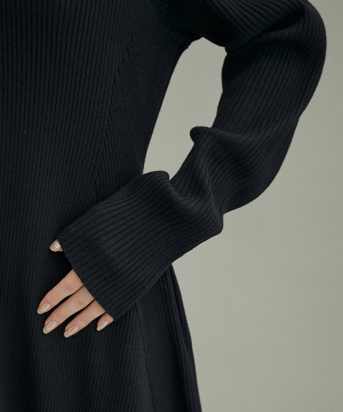 ADAM ET ROPE'（アダムエロペ）の「【WEB限定(一部店舗展開あり)】リブニットコクーンワンピース（ワンピース・レディース・レッド/ブラック/オリーブ・FREE）」の18枚目の写真