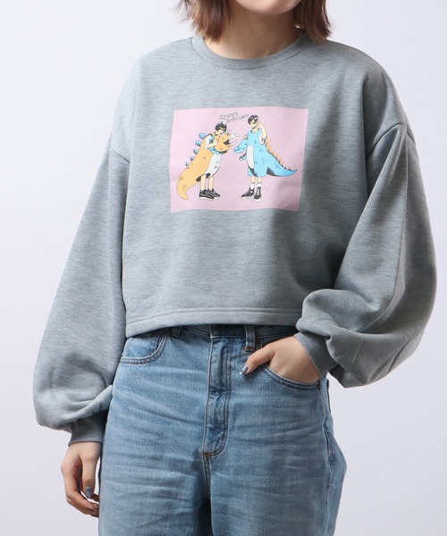 spiritoso（スピリトーゾ）の「spiritoso 怪獣カップルプリントクロップド裏起毛トップス（スウェット・レディース・杢グレー/オリーブ/ピンク・F）」の2枚目の写真