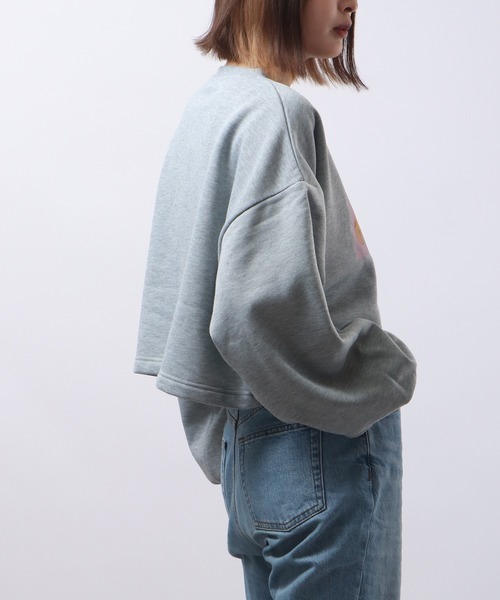 spiritoso（スピリトーゾ）の「spiritoso 怪獣カップルプリントクロップド裏起毛トップス（スウェット・レディース・杢グレー/オリーブ/ピンク・F）」の11枚目の写真