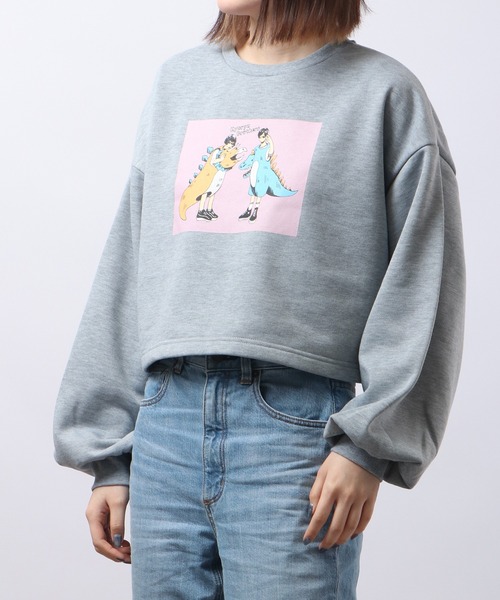 spiritoso（スピリトーゾ）の「spiritoso 怪獣カップルプリントクロップド裏起毛トップス（スウェット・レディース・杢グレー/オリーブ/ピンク・F）」の9枚目の写真
