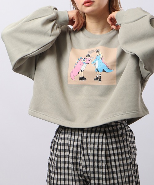 spiritoso（スピリトーゾ）の「spiritoso 怪獣カップルプリントクロップド裏起毛トップス（スウェット・レディース・杢グレー/オリーブ/ピンク・F）」の20枚目の写真