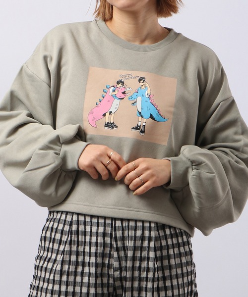 spiritoso（スピリトーゾ）の「spiritoso 怪獣カップルプリントクロップド裏起毛トップス（スウェット・レディース・杢グレー/オリーブ/ピンク・F）」の21枚目の写真