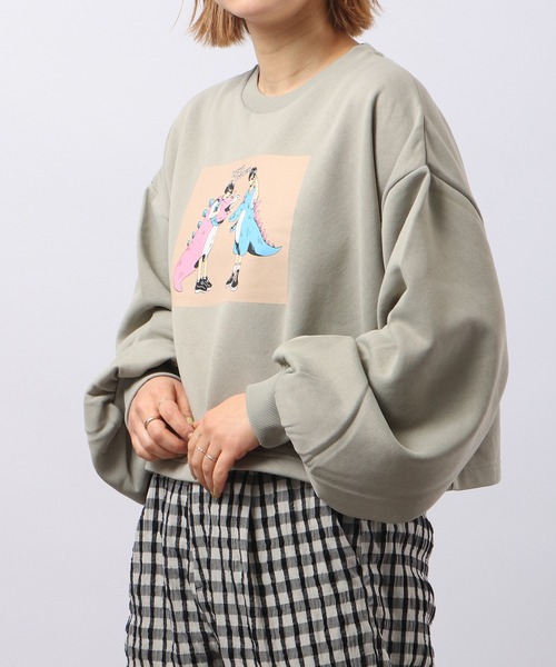spiritoso（スピリトーゾ）の「spiritoso 怪獣カップルプリントクロップド裏起毛トップス（スウェット・レディース・杢グレー/オリーブ/ピンク・F）」の22枚目の写真