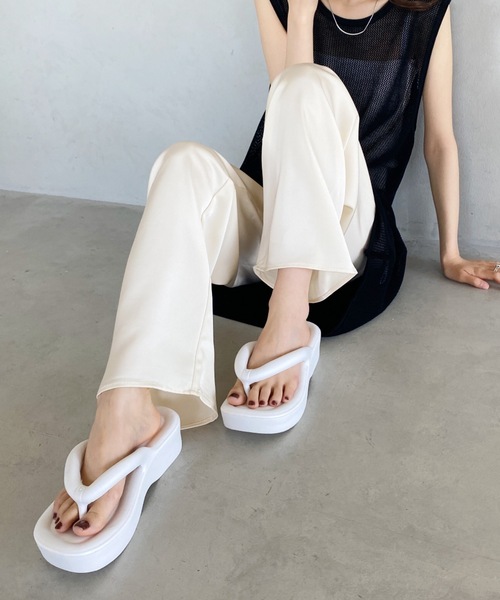 MYMOOD.（マイムード）の「EVAエアリーチューブ厚底サンダル（サンダル・レディース・ホワイト/ブラック・M/L）」の6枚目の写真