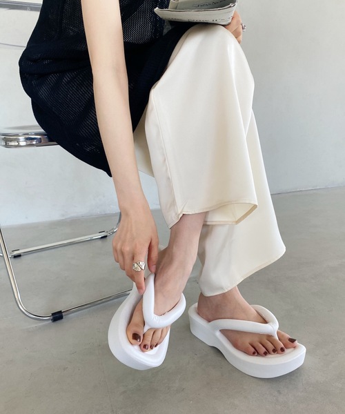 MYMOOD.（マイムード）の「EVAエアリーチューブ厚底サンダル（サンダル・レディース・ホワイト/ブラック・M/L）」の3枚目の写真