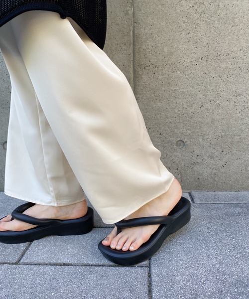 MYMOOD.（マイムード）の「EVAエアリーチューブ厚底サンダル（サンダル・レディース・ホワイト/ブラック・M/L）」の19枚目の写真