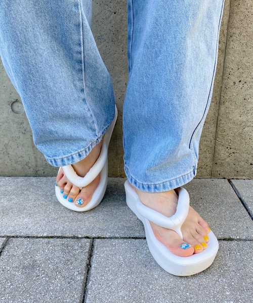 MYMOOD.（マイムード）の「EVAエアリーチューブ厚底サンダル（サンダル・レディース・ホワイト/ブラック・M/L）」の4枚目の写真