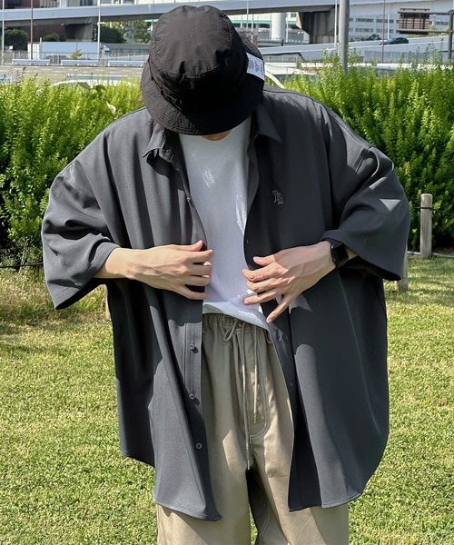 kutir（クティール）の「ワンポイント刺繍トロミルーズシャツ（シャツ/ブラウス・メンズ・チャコールグレー/オフホワイト/ライトブルー/ブラック・MEDIUM/LARGE）」の3枚目の写真