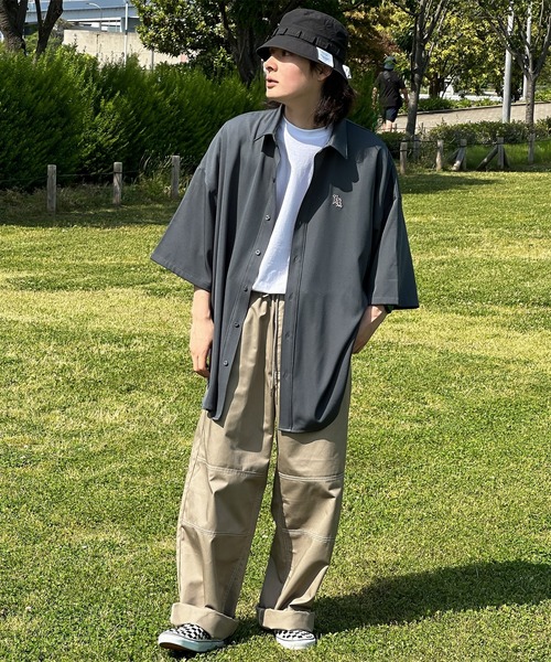 kutir（クティール）の「ワンポイント刺繍トロミルーズシャツ（シャツ/ブラウス・メンズ・チャコールグレー/オフホワイト/ライトブルー/ブラック・MEDIUM/LARGE）」の16枚目の写真