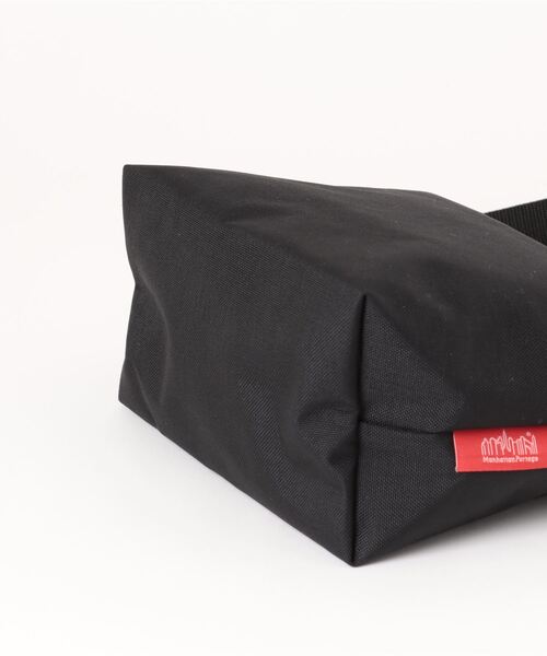 Manhattan Portage（マンハッタンポーテージ）の「Cobble Hill Nylon Messenger Bag (S) No Flap（メッセンジャーバッグ・メンズ・ブラック・SMALL）」の5枚目の写真