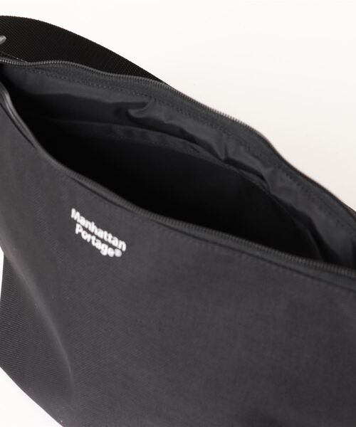 Manhattan Portage（マンハッタンポーテージ）の「Cobble Hill Nylon Messenger Bag (S) No Flap（メッセンジャーバッグ・メンズ・ブラック・SMALL）」の6枚目の写真