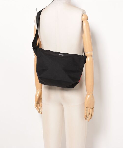 Manhattan Portage（マンハッタンポーテージ）の「Cobble Hill Nylon Messenger Bag (S) No Flap（メッセンジャーバッグ・メンズ・ブラック・SMALL）」の7枚目の写真