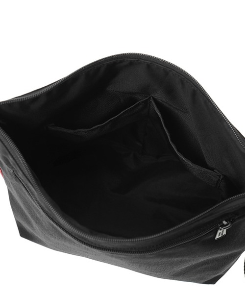 Manhattan Portage（マンハッタンポーテージ）の「Cobble Hill Nylon Messenger Bag (S) No Flap（メッセンジャーバッグ・メンズ・ブラック・SMALL）」の12枚目の写真